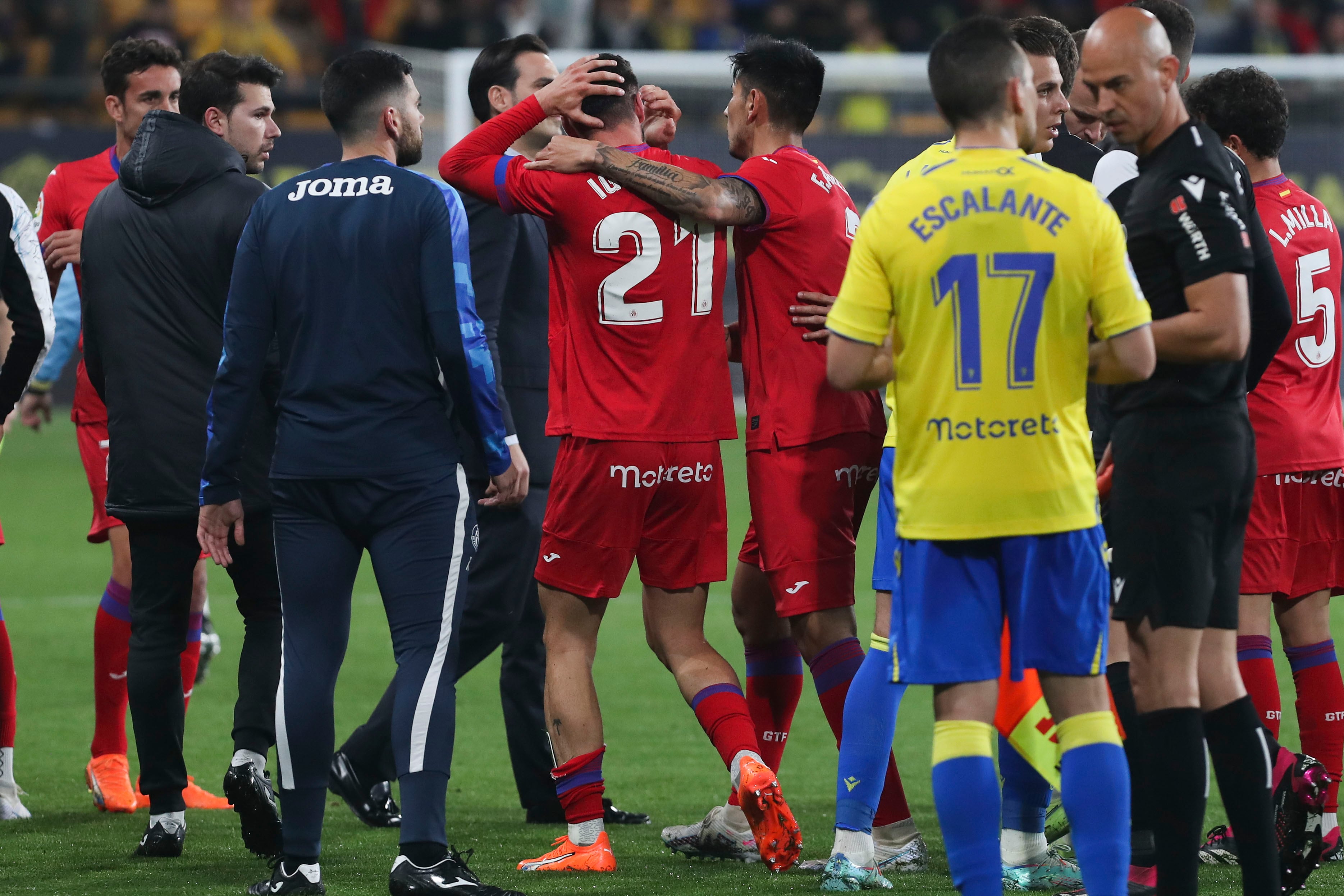 CÁDIZ, 10/03/2023.- El centrocampista del Getafe, Juan Iglesias (c), se duele tras recibir un golpe a la finalización del partido de la jornada 25 de Liga que ha enfrentado hoy viernes al Cádiz CF y al Getafe CF en el estadio Nuevo Mirandilla. EFE/Román Ríos.
