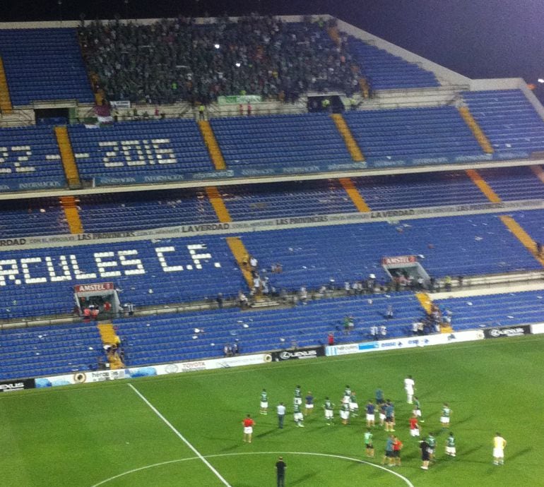 Jugadores del Toledo salen por segunda vez al campo tras la eliminación 