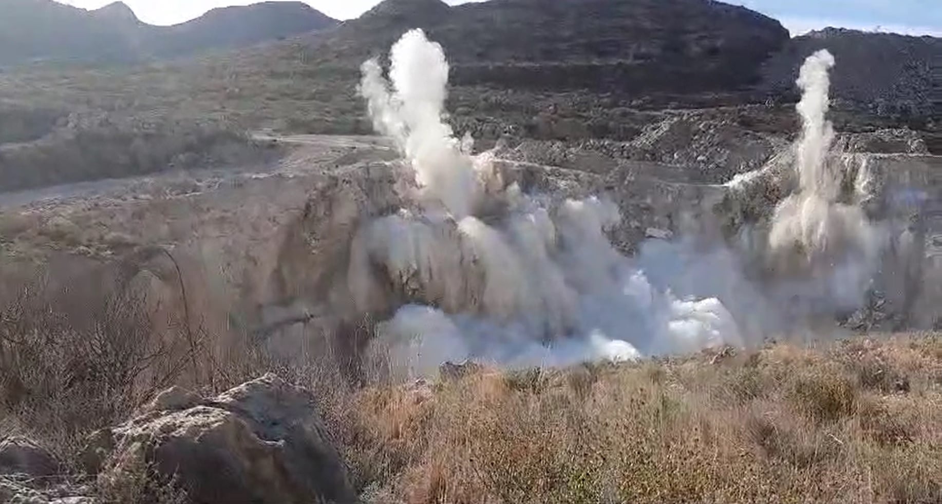 Imagen de una de las voladuras de la cantera en Cañada del Fenollar