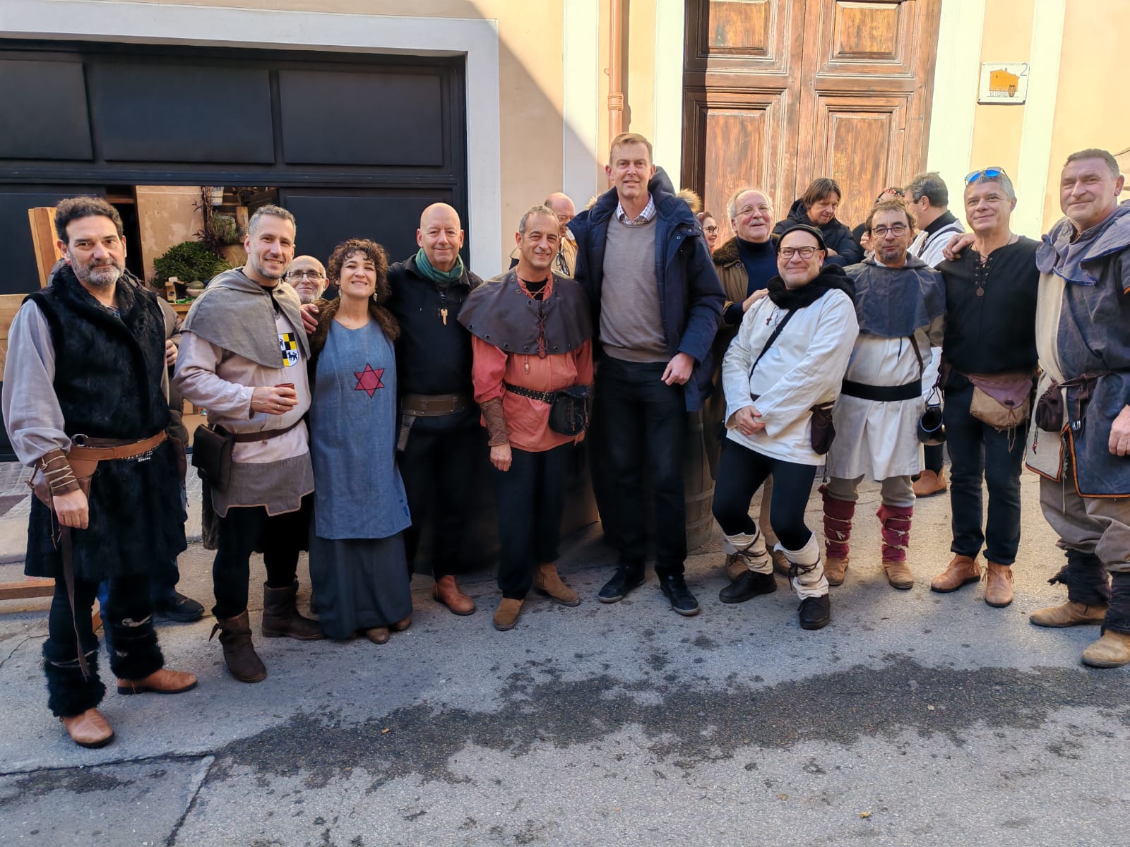 AA.VV con el periodista británico