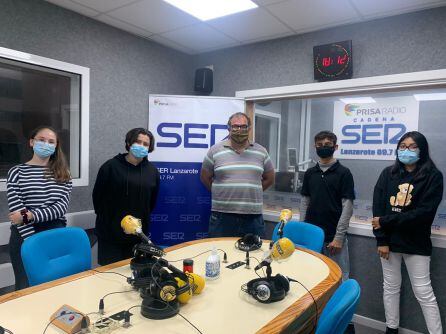 Andrea, Selma, Gabriel y Anahí con el profesor de Lengua Castellana del IES Playa Honda, José Luis Busto.