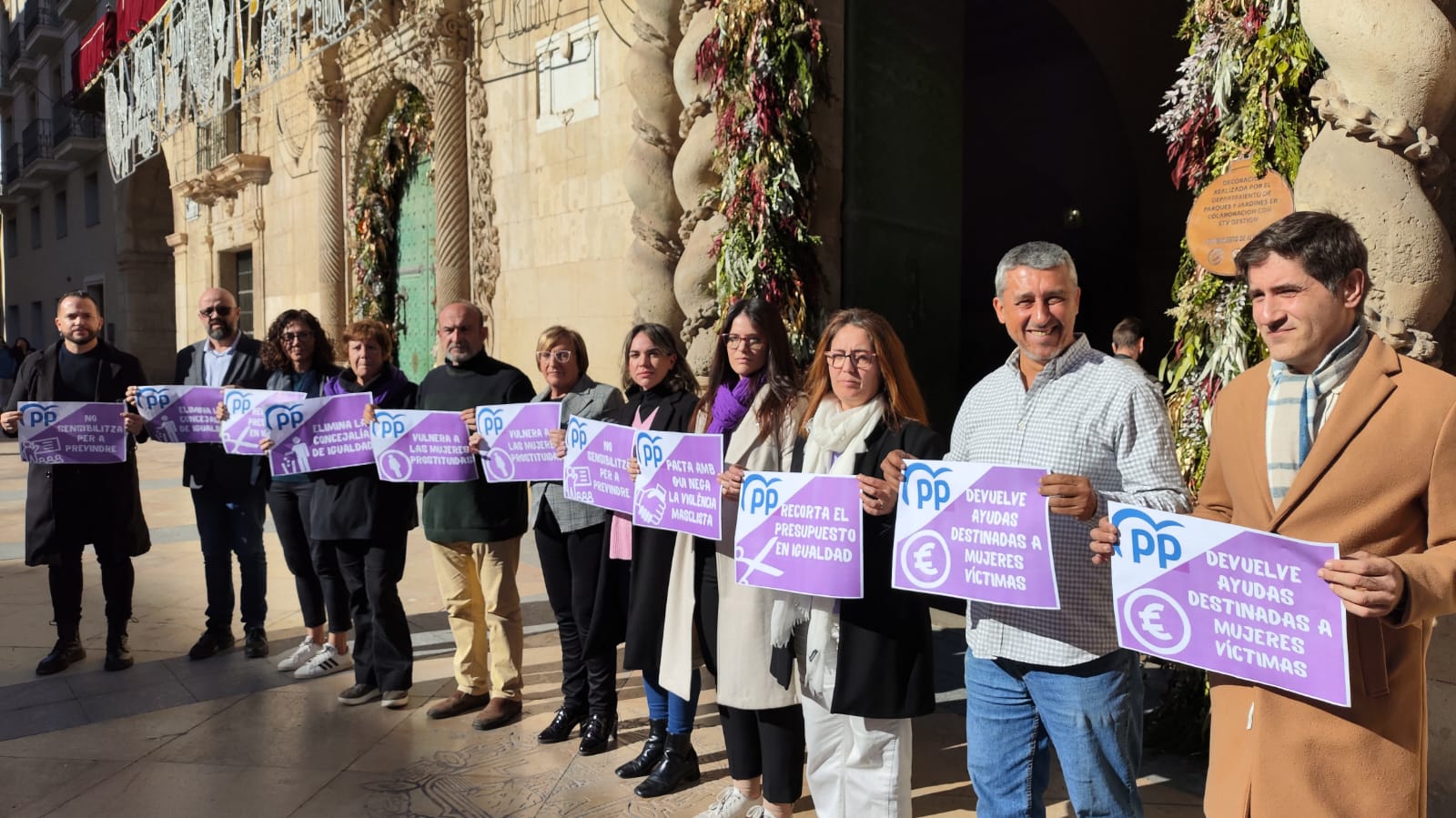 Imagen de archivo de concejales de la oposición progresista durante el 25N en la plaza del Ayuntamiento de Alicante