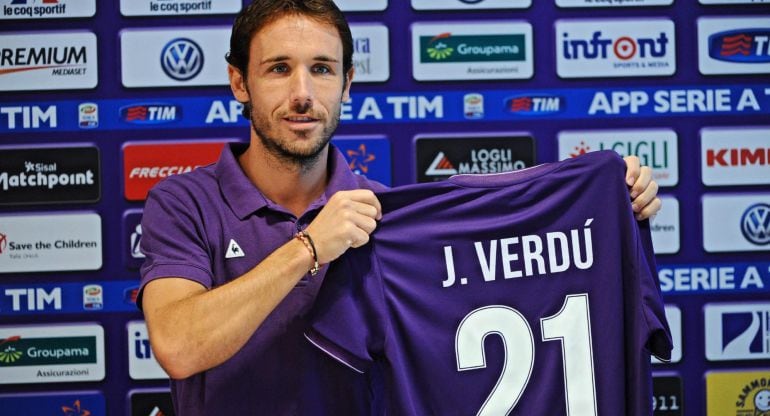 Verdú posa con su camiseta de la Fiorentina