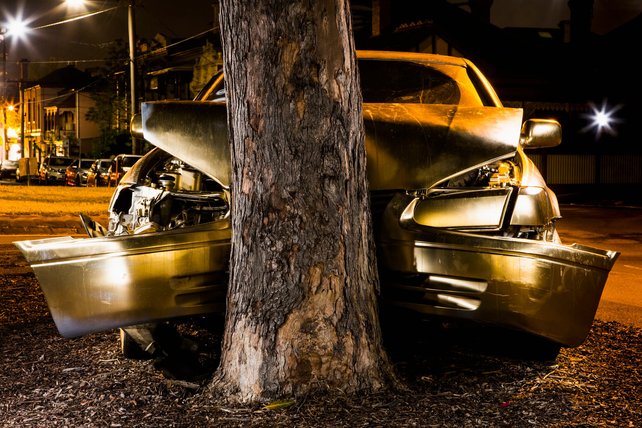 Un vehículo choca contra un árbol en un accidente nocturno