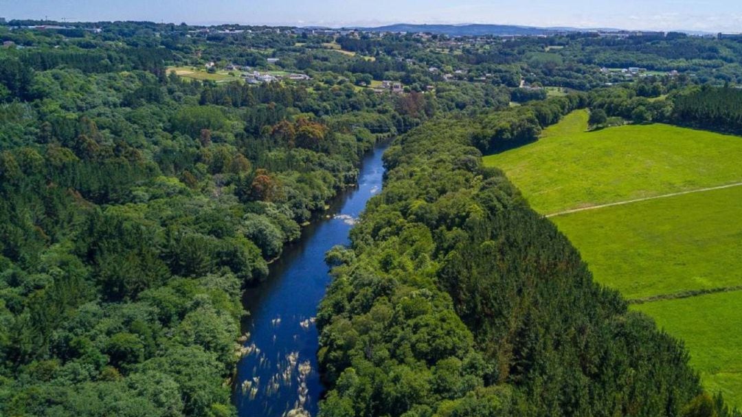 El río Miño a su paso por las localidades de Tomiño y Vilanova de Cerveira.