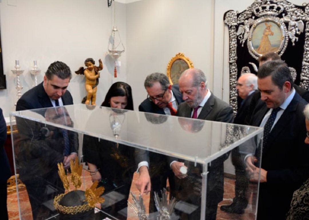 El presidente de la Diputación Provincial de Sevilla, Fernando Rodríguez Villalobos, asistió el jueves a la inauguración de la muestra dedicada en el Mercantil al Nazareno de Marchena