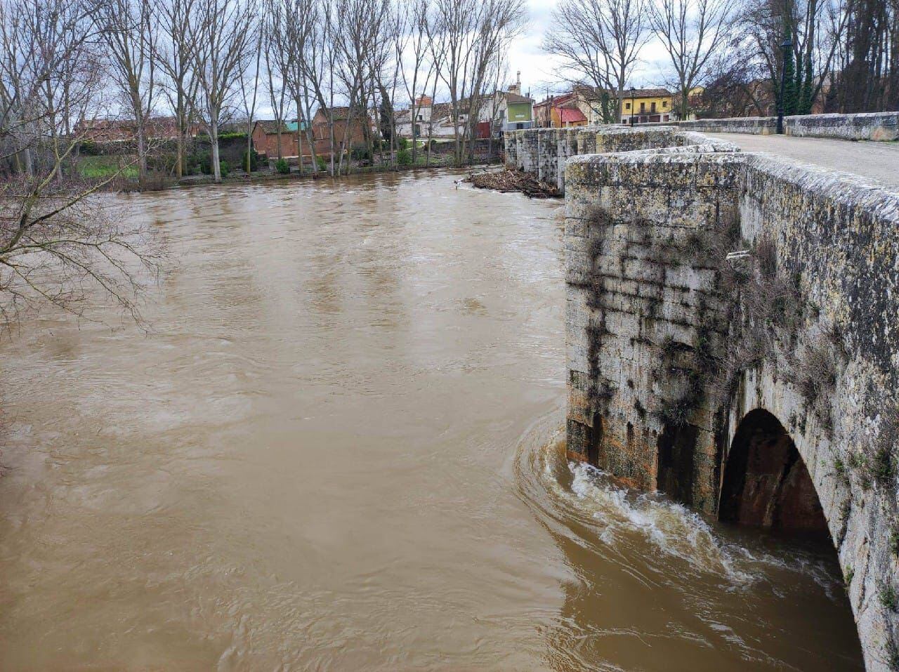 La crecida del Arlanza obliga a cortar temporalmente el Puente Romano de Quintana del Puente