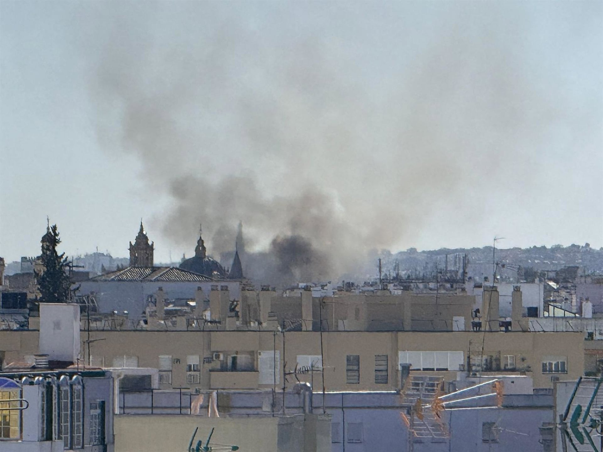 Incendio en la azotea de un edificio de la calle Pajaritos/EP