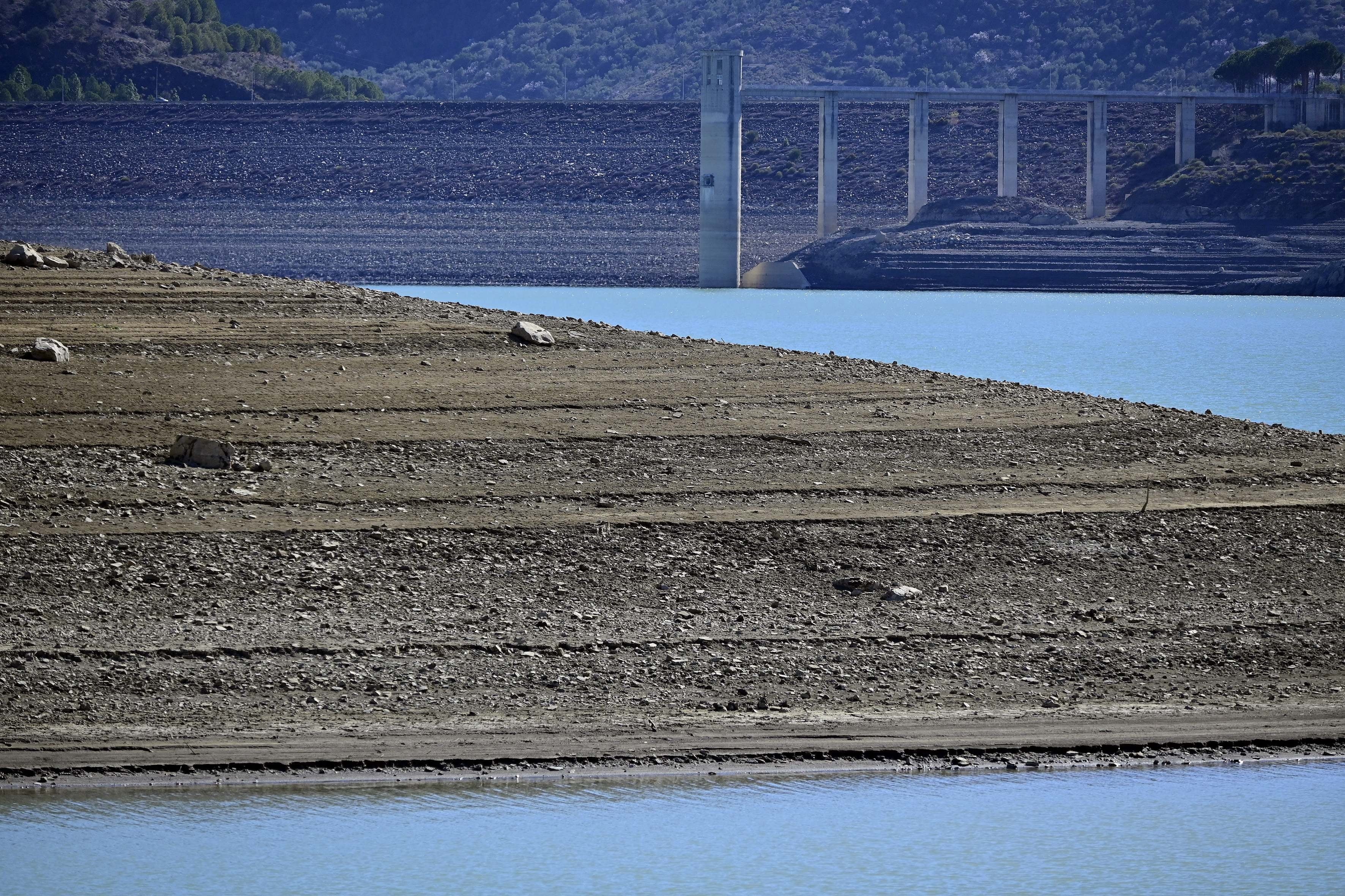 Estado en el que se encuentra el Embalse de la Viñuela en la provincia de Málaga. EFE / Jorge Zapata