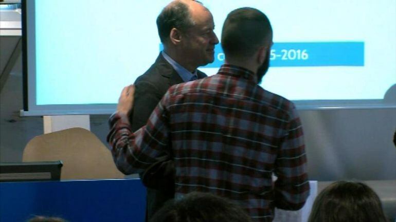 El rector, de cara, entrega un Ipad a uno de los 45 alumnos premiados por sus excelentes notas.