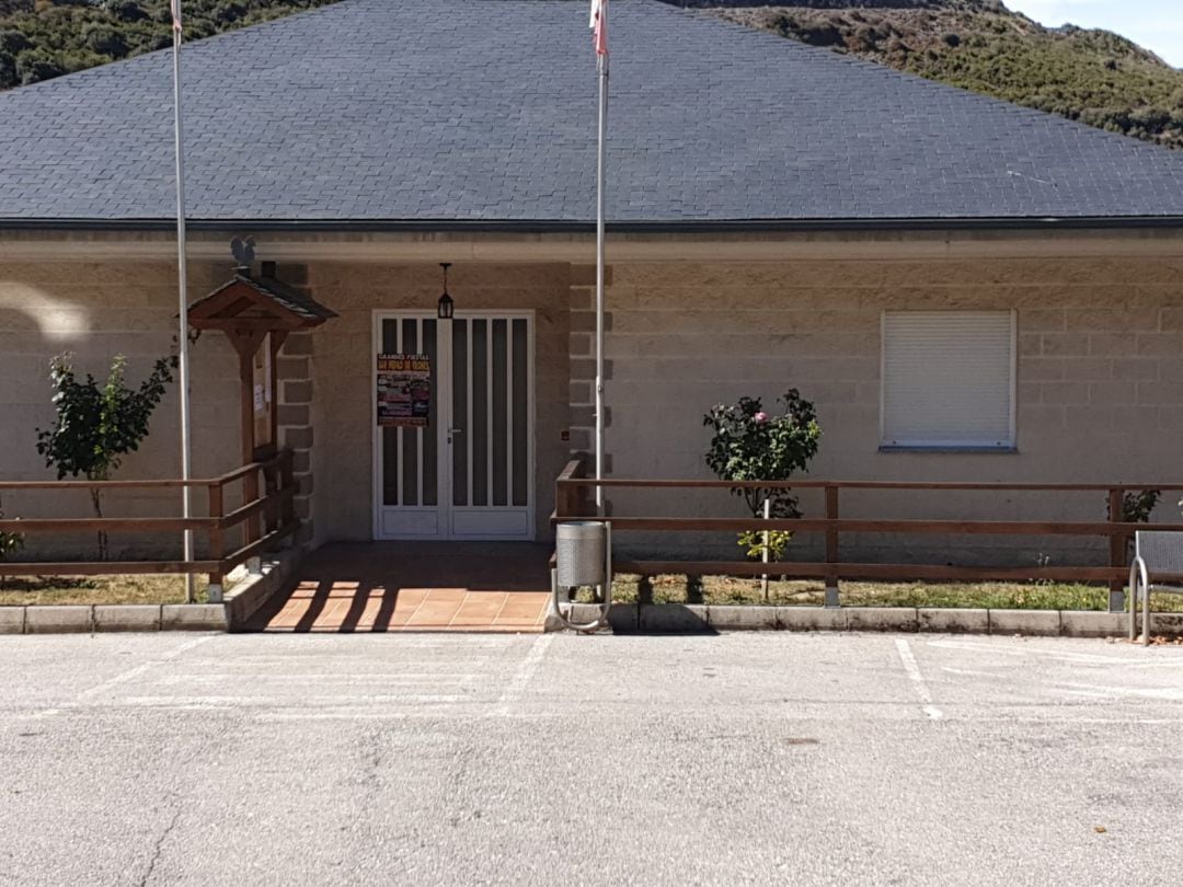 Vista frontal del edificio público donde se adecuará una sala para su uso como velatorio 