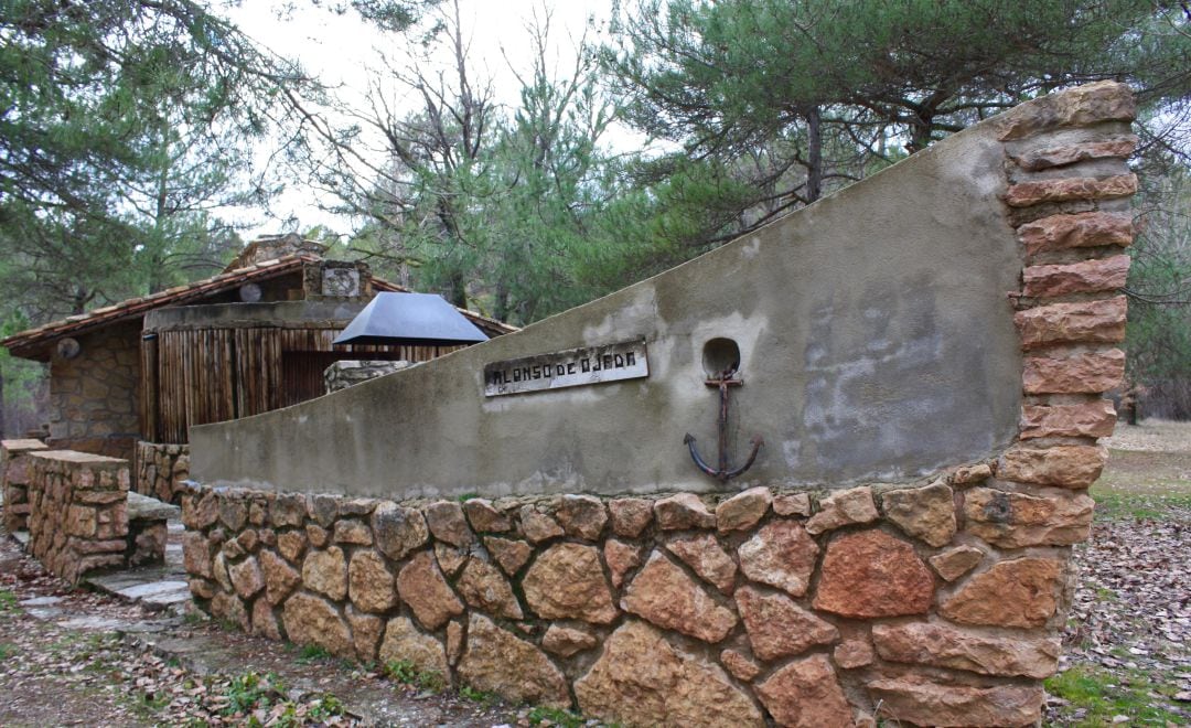 Un barco de piedra preside este área recreativa de Cañamares (Cuenca).