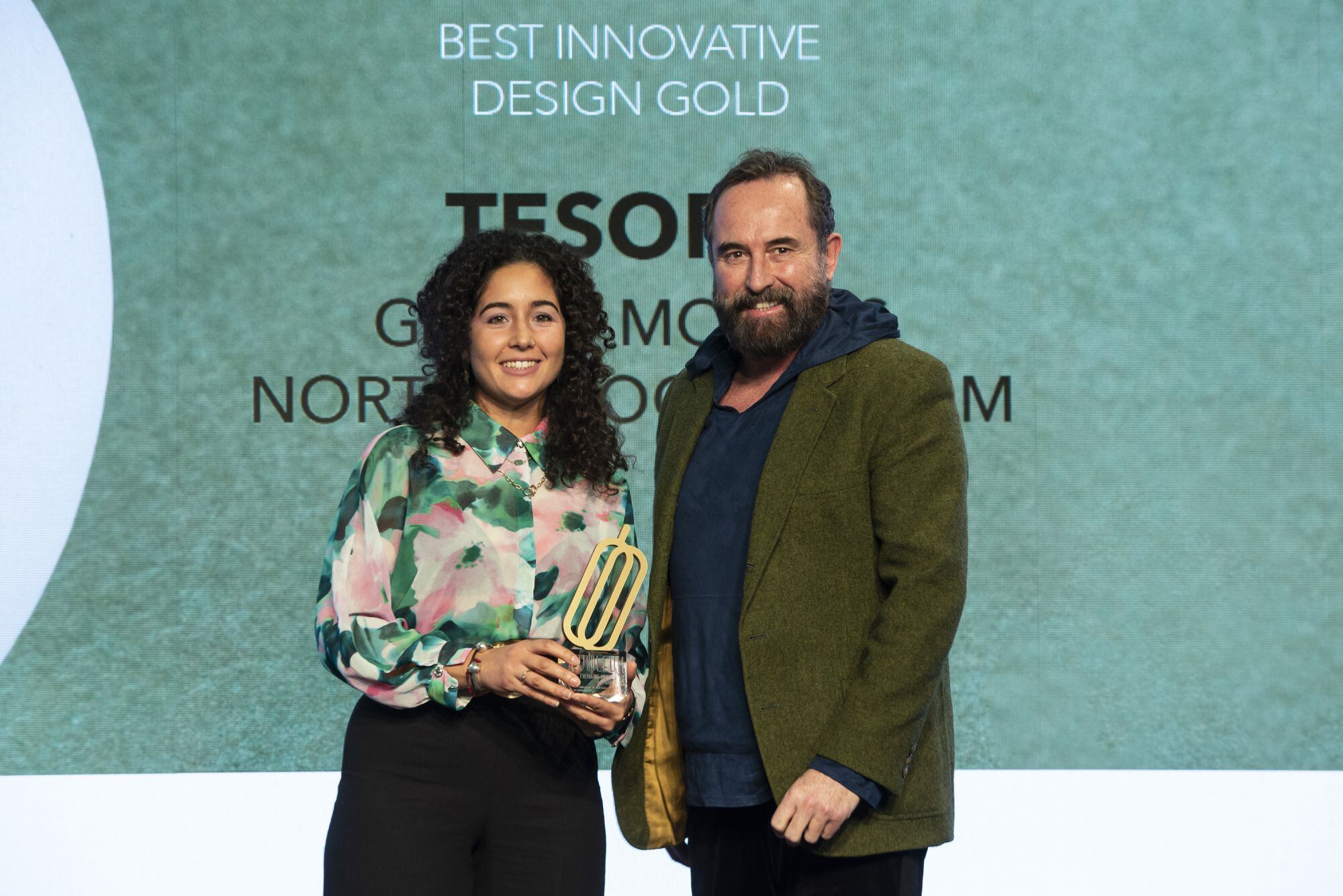 Montes Norte recibe una medalla de oro en los Evooleum Packaging Awards por el diseño innovador de su AOVE Tesoro. El premio se lo entregó el reconocido interiorista Pepe Leal