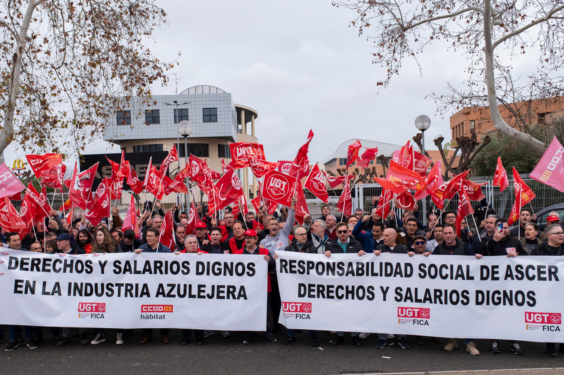 Sindicatos y trabajadores se manifiestan frente a la sede de Ascer en Castellón.