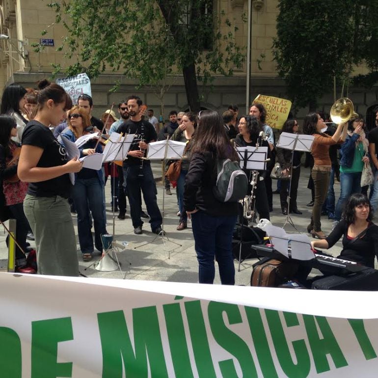 Protesta profesores de las Escuelas de Música frente al Ayuntamiento