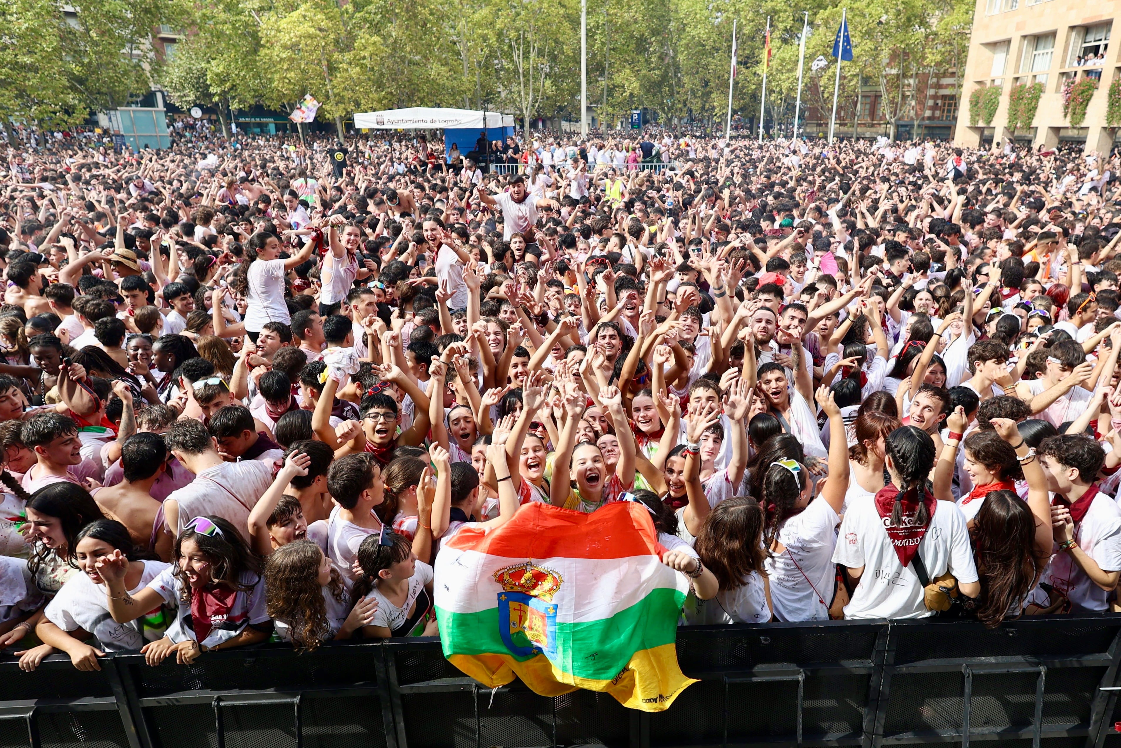 LOGROÑO, 20/09/2025.- Cientos de personas presencian el disparo del cohete que da inicio a las fiestas de San Mateo y de la Vendimia Riojana este sábado en la plaza del Ayuntamiento de Logroño. EFE/Raquel Manzanares