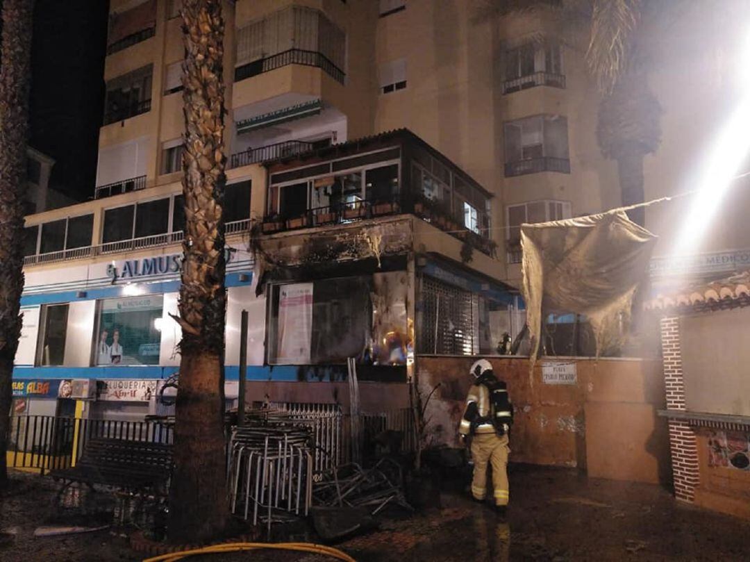 Los bomberos de Almuñécar sofocan un incendio en la calle Pablo Picasso