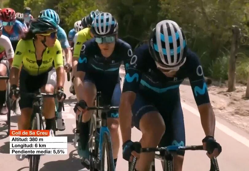 Sara Martín (centro) durante la primera ascensión al Col de la Sa Creu en el recorrido de la prueba en ruta del Campeonato de España en Mallorca
