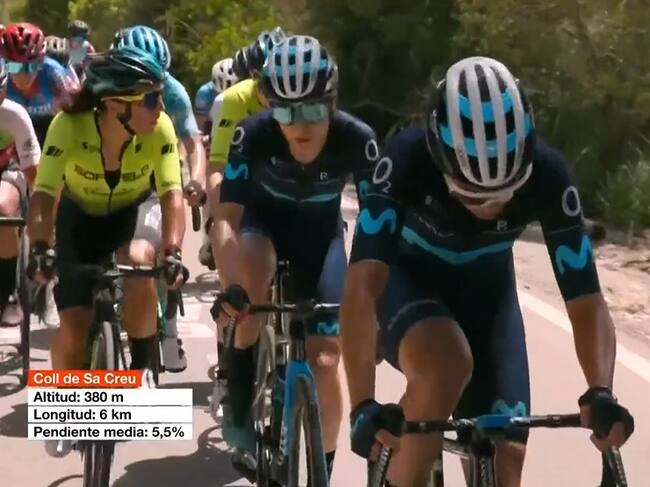 Sara Martín (centro) durante la primera ascensión al Col de la Sa Creu en el recorrido de la prueba en ruta del Campeonato de España en Mallorca