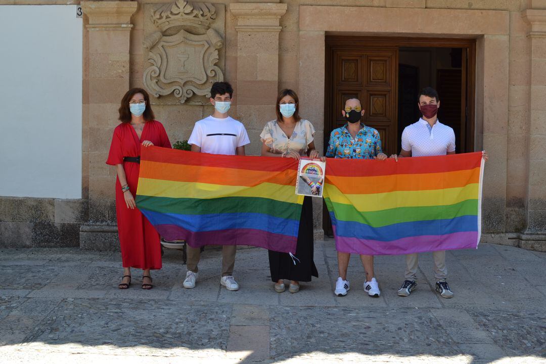 La delegada de Bienestar Social, Cristina Durán, junto a la alcaldesa, Mari Paz Fernández, y representantes de la asociación Delta y Entrebambalinas