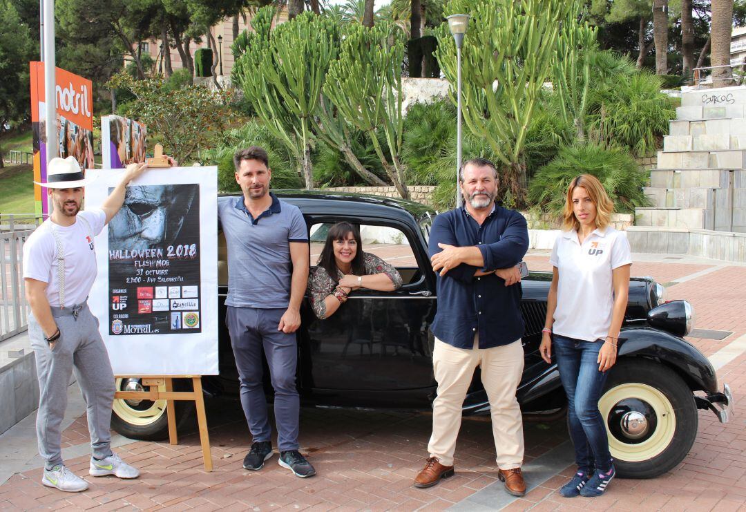 La concejala de fiestas, Alicia Crespo, junto con los responsables del centro deportivo UP Motril durante la presentación del flashmoob 