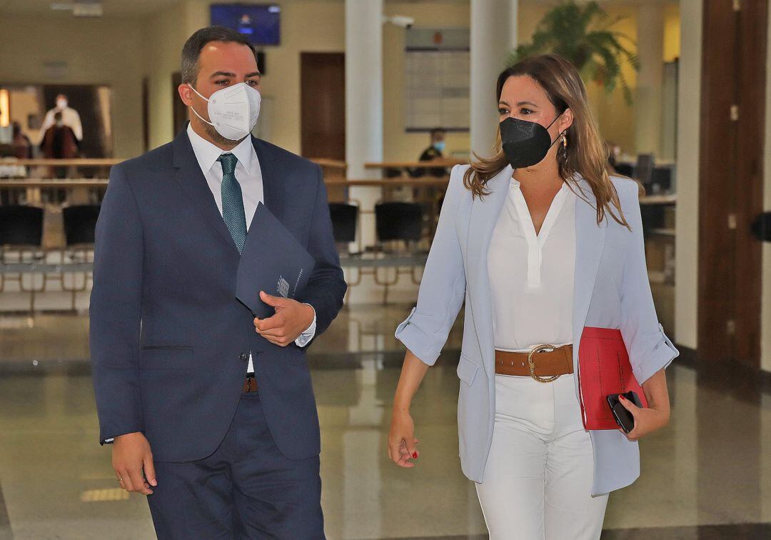 María Dolores Corujo, presidenta del Cabildo de Lanzarote, junto a Jacobo Medina, vicepresidente y consejero de Obras Públicas.