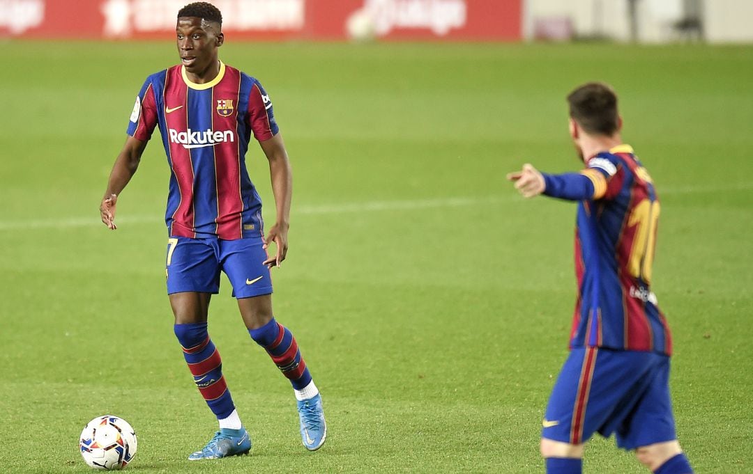 Ilaix y Messi, en un partido del FC Barcelona.