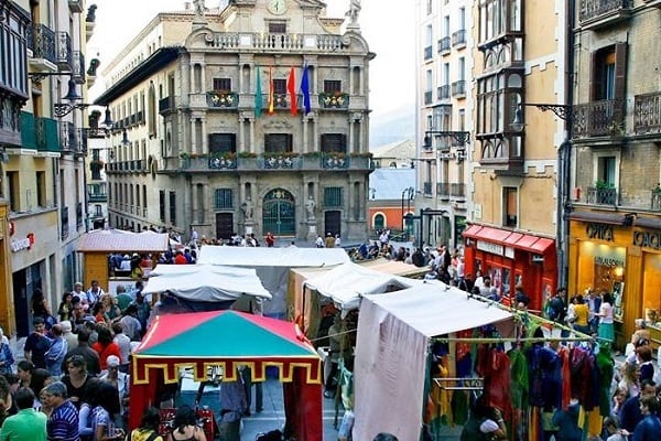 Mercado medieval en la Plaza del Ayuntamiento de Pamplona