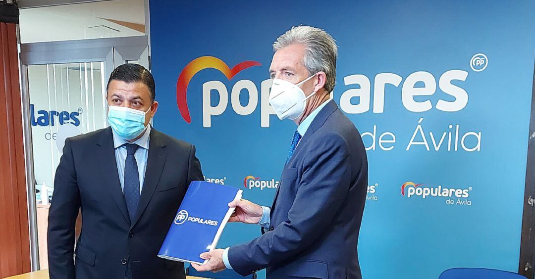 Carlos García (i) entrega los avales conseguidos al presidente del Comité Organizador del Congreso, José Francisco Hernández Herrero