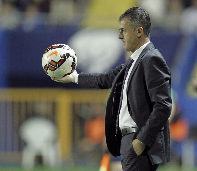 GRA532. VALENCIA, 17/04/2015.- El técnico del Levante UD, Lucas Alcaráz, durante el partido ante el RCD Espanyol durante el partido de liga correspondiente a la 32 jornada disputado esta noche en el estadio de Ciutat de València. EFE/Manuel Bruque.