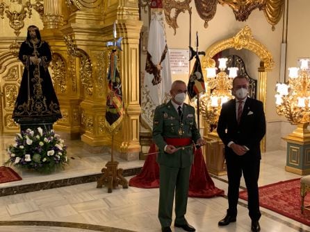 El Paso Blanco le ha hecho entrega de un sable blanco al general lorquino en reconocimiento por su reciente nombramiento al frente de la Legión y también por la destacada participación que este cuerpo tiene en los desfiles bíblico pasionales de Lorca.