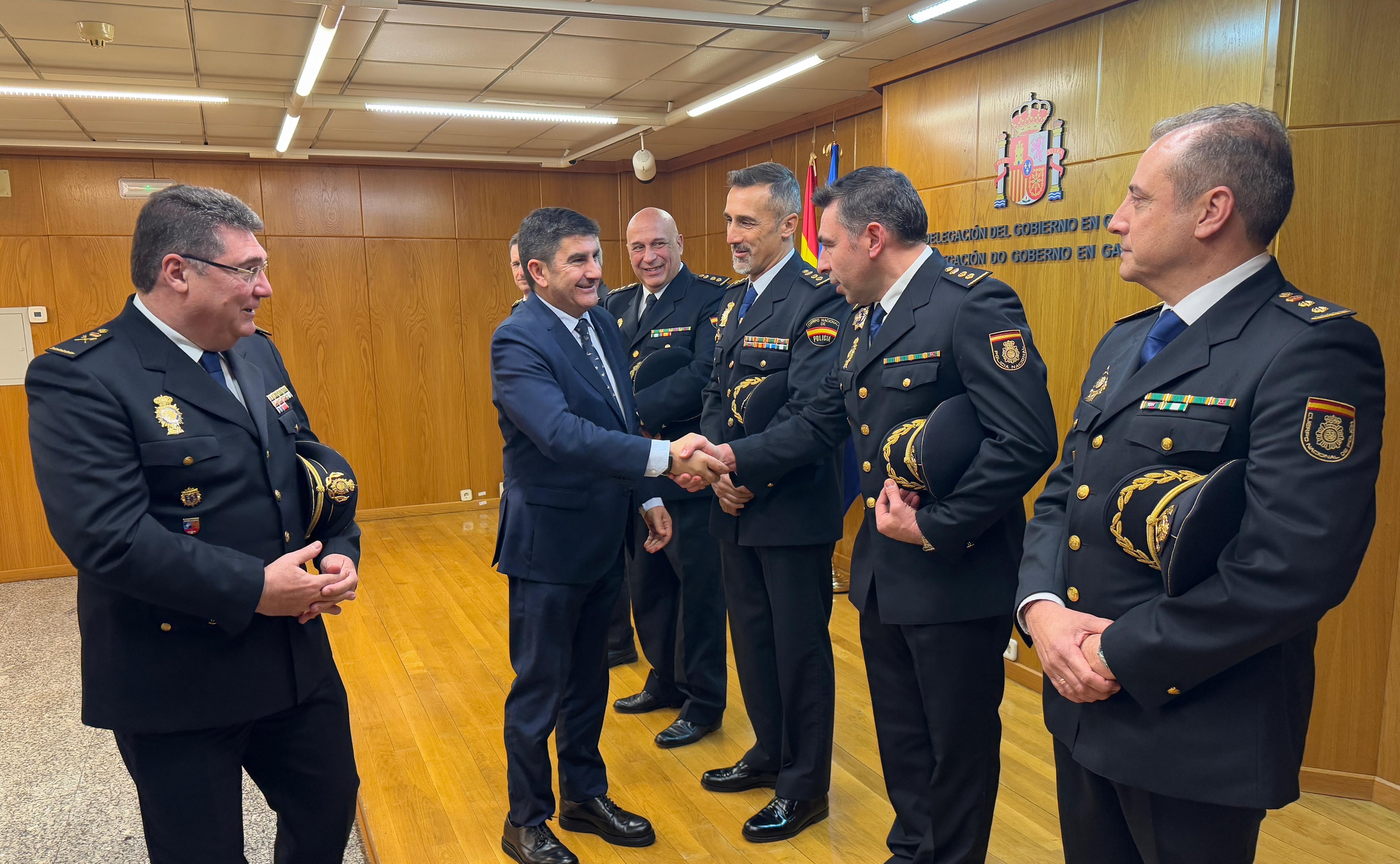 Pedro Blanco saluda a los nuevos Comisarios de la Policía Nacional de Vigo.