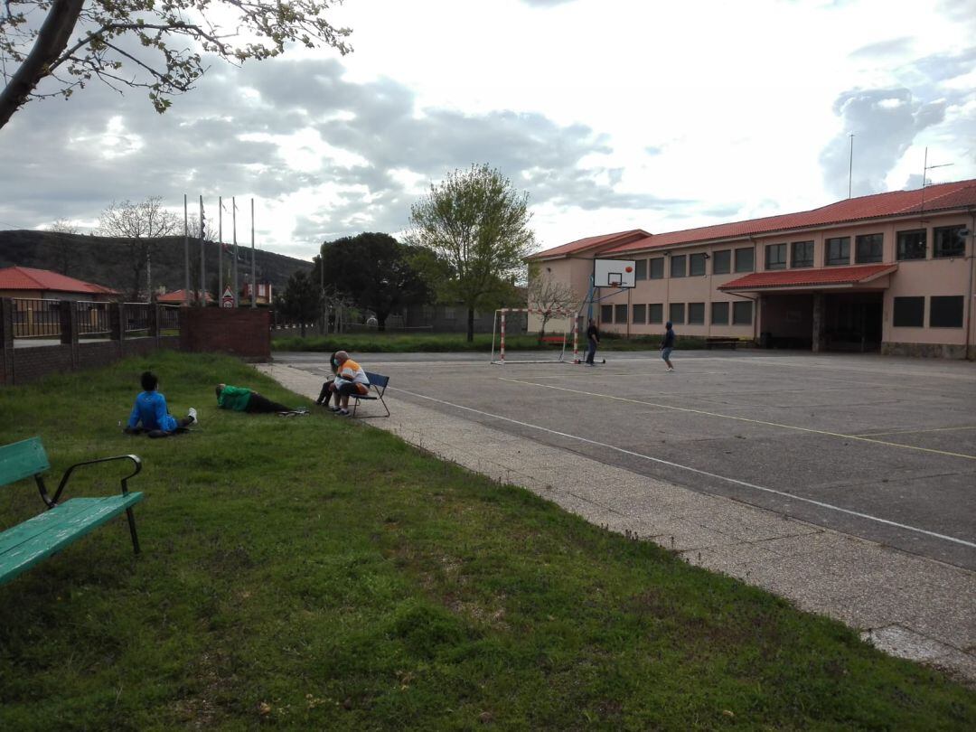 Personal y pacientes en la zona del patio escolar del CRA de Villardeciervos