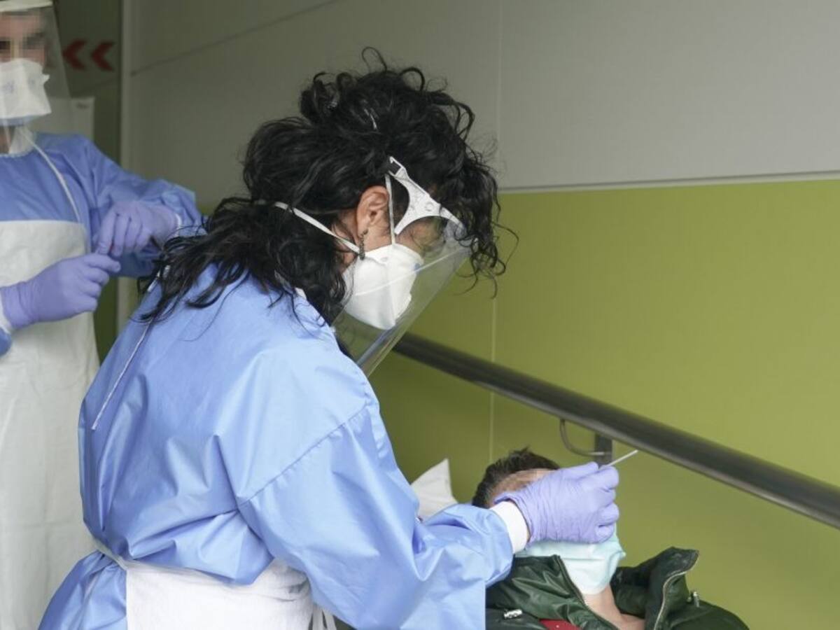 Sigue creciendo la positividad y la incidencia de la COVID entre los jóvenes, descontrolada