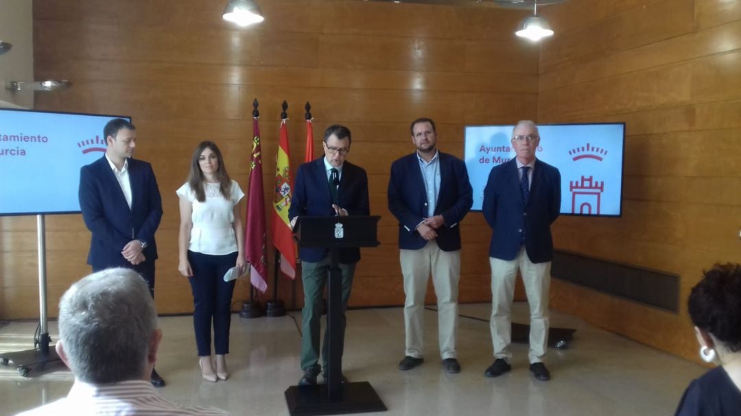 El alcalde de Murcia y varios concejales de su equipo de gobierno durante la presentación de la Fase II de la Vía Verde