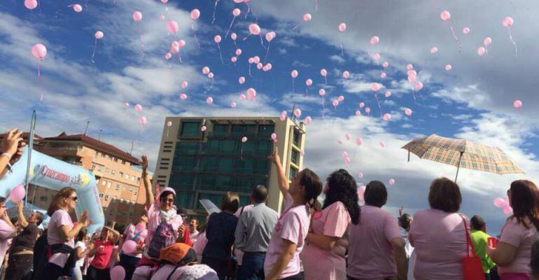 Suelta de globos al finalizar la marcha &#039;Jaén se viste de rosa&#039;.