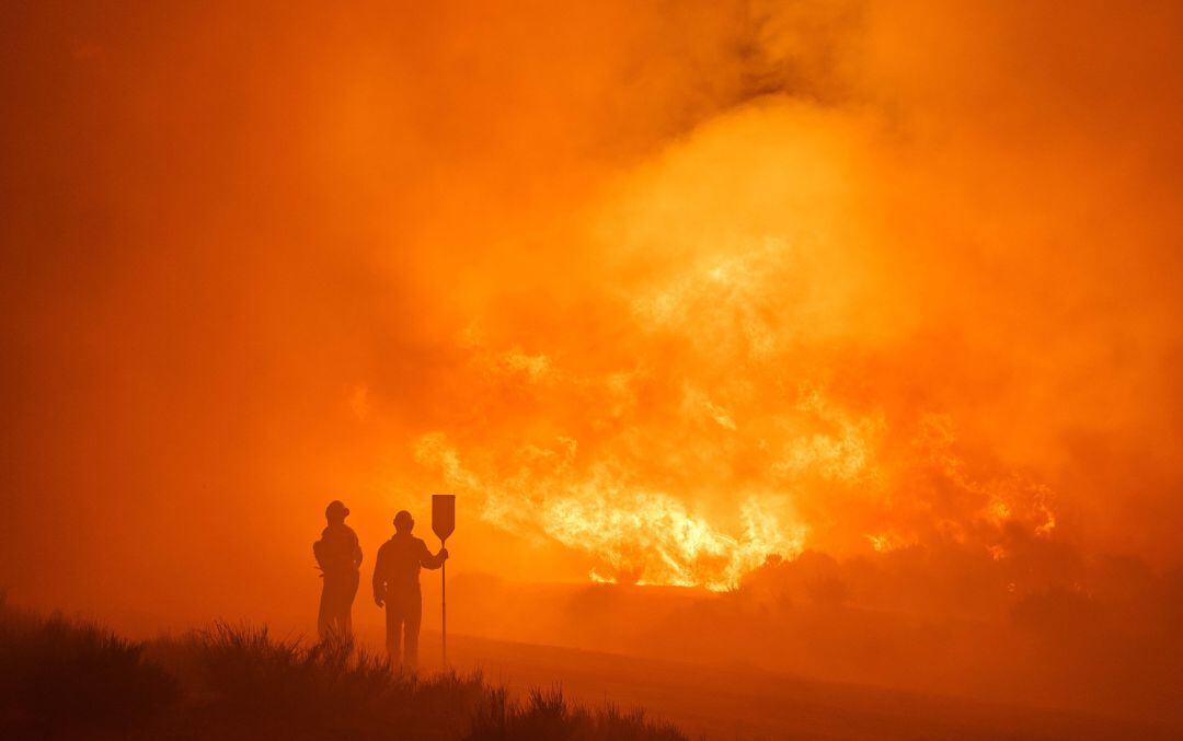 Profesionales y voluntarios llevan varios días intentando extinguir el fuego