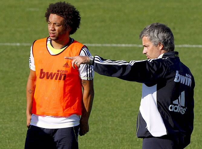 Mourinho da instrucciones durante el entrenamiento a Marcelo