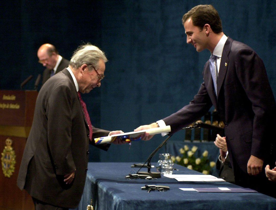 George Steiner en 2001 recibiendo el Premio Príncipe de Asturias