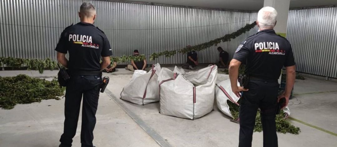 Agentes de la Policía Local posan con la droga intervenida