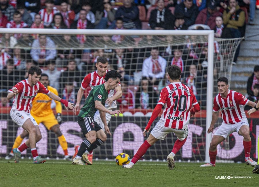 Josué Dorrio, en una imagen del Sporting de Gijón-Racing en El Molinón (foto: LaLiga Hypermotion)