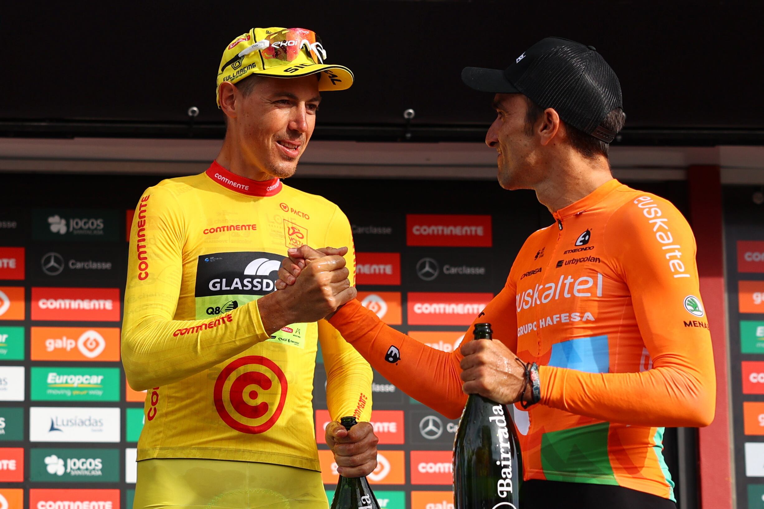 Luis Ángel Maté le choca la mano en el podio al ruso Artem Nych del Glassdrive-Q8-Anicolor EFE/EPA/NUNO VEIGA