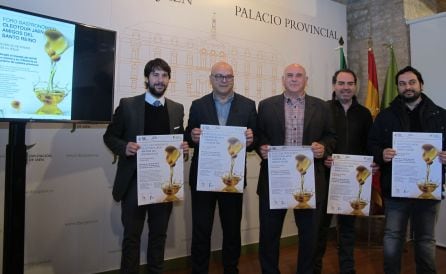 Reponsables de la Junta, Diputaci&oacute;n y de la asociaci&oacute;n gastron&oacute;mica posan con los carteles del foro de Oleotour.