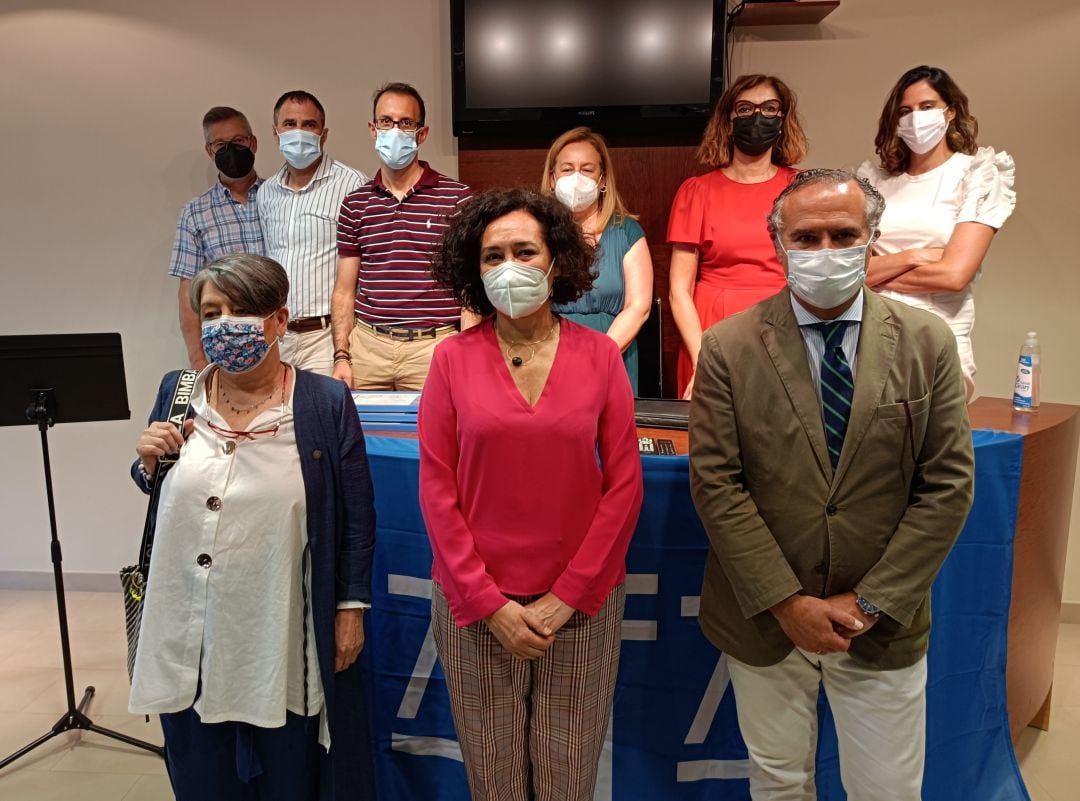 Pilar Fernández, Gloria Fernández y Javier Gil, rodeados de la Junta del Colegio de Abogados en Ponferrada