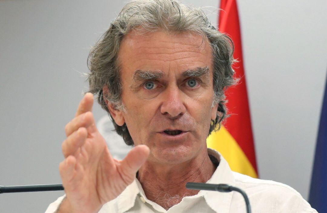 El director del Centro de Alertas y Emergencias Sanitarias, Fernando Simón, asiste a una rueda de prensa para analizar la evolución de la pandemia, que ha llevado a las comunidades a tomar medidas para controlar la expansión del virus, y las decisiones de países europeos, como Reino Unido, de imponer cuarentena a los turistas que lleguen de España, este lunes en Madrid. 
