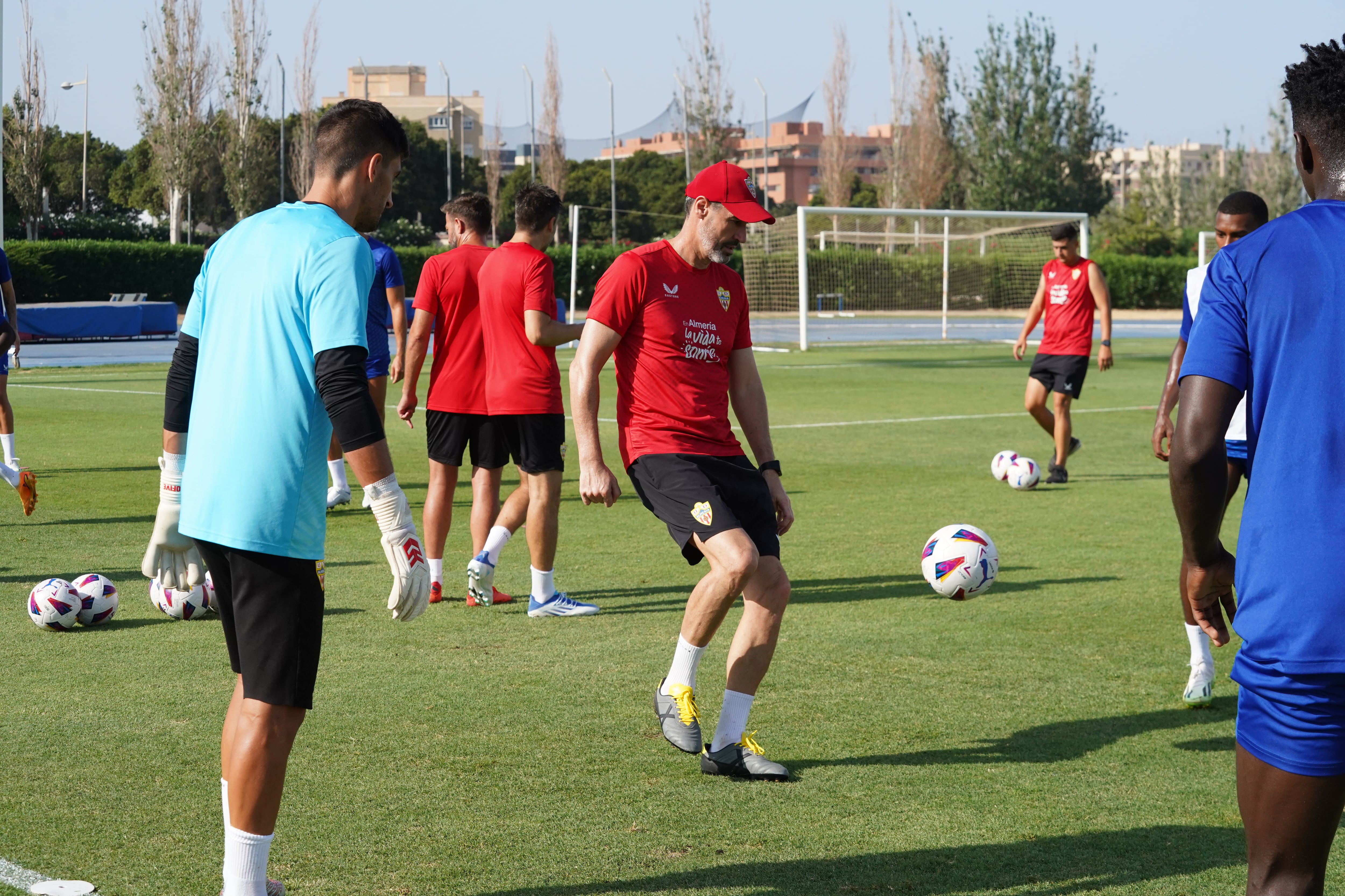 Vicente Moreno es uno más en los rondos de calentamiento.