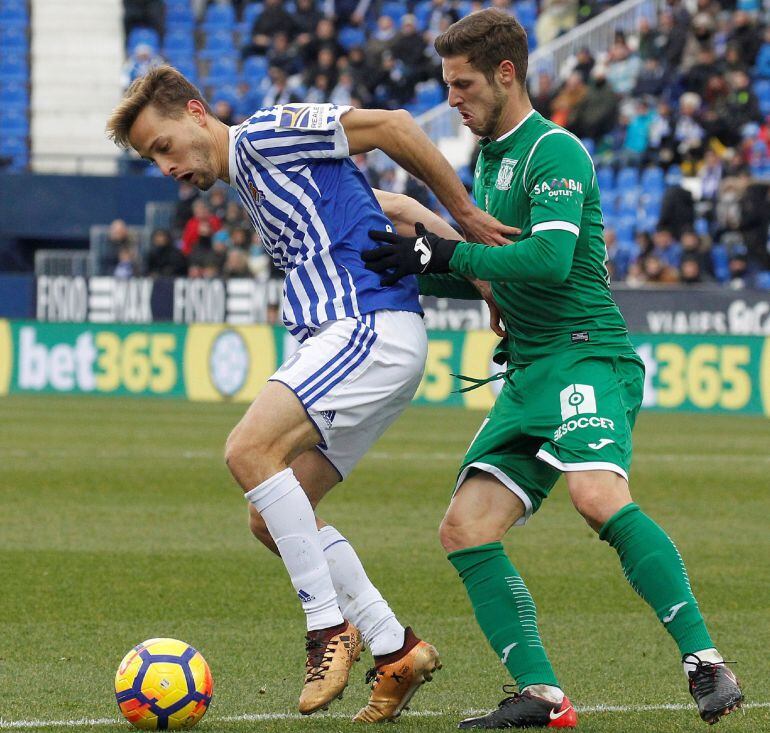 Canales protege un balón en presencia de Rubén Pérez