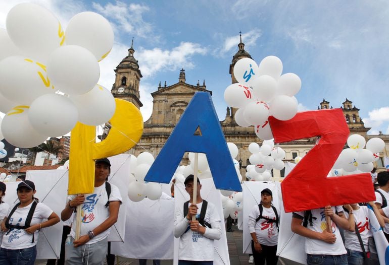 Los colombianos llenan la plaza de Bolívar, junto a la catedral de Bogotá, reclamando paz