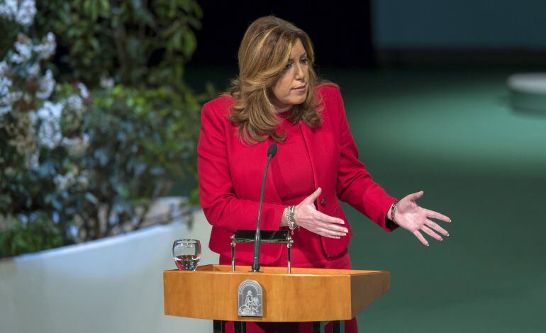 La presidenta de la Junta de Andalucía, Susana Díaz, durante su discurso en el acto institucional de entrega de medallas y de títulos predilectos de la comunidad con motivo del Día de Andalucía, celebrado hoy en Sevilla