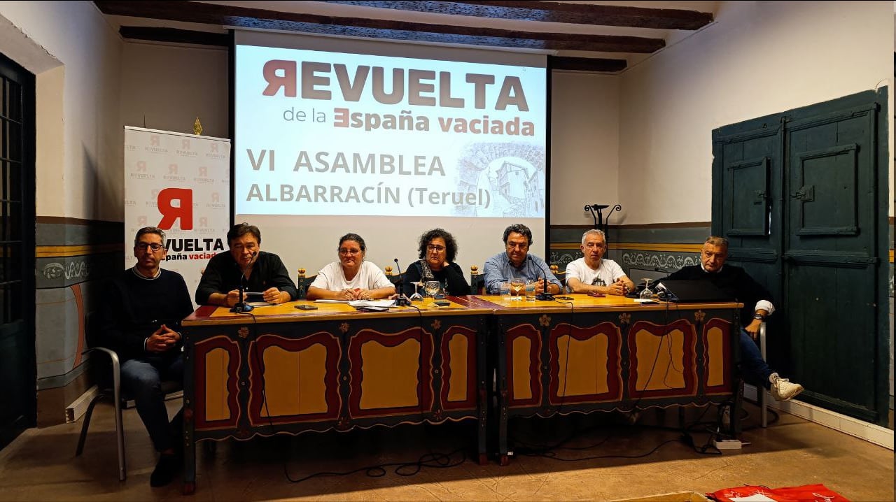 Representantes de Jaén Merece Más, Teruel Existe, Soria Ya y Cuenca Ahora junto a miembros de plataformas, en la Asamblea de la España Vaciada celebrada en Albarracín (Teruel).